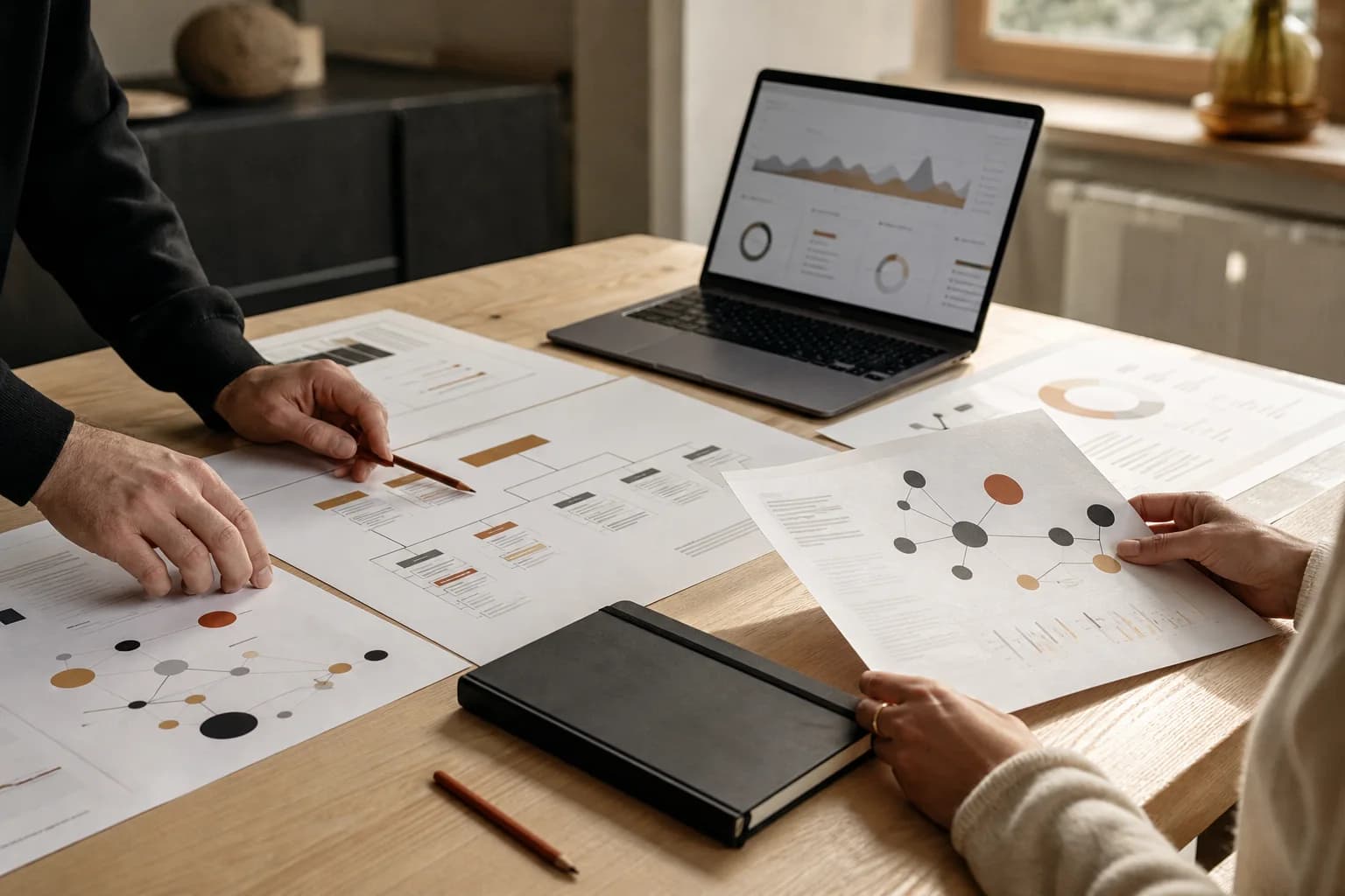 SEO-Arbeitsunterlagen mit Seitenarchitektur, Analysedaten und priorisierten Maßnahmen auf einer Werkbank