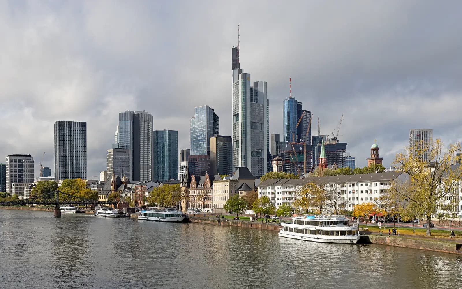 Frankfurter Skyline und Mainufer von der Alten Brücke aus gesehen