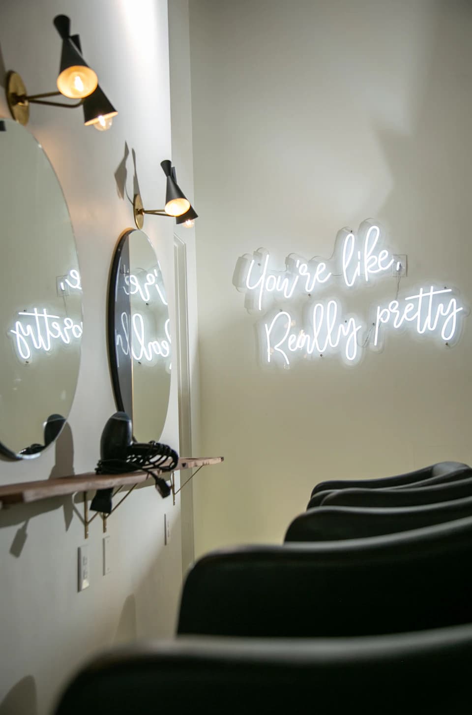 Heller Friseursalon mit Spiegeln und Stühlen als Symbolfoto