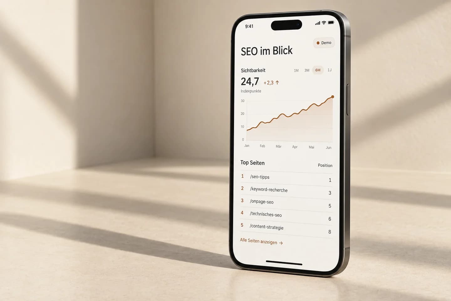 Illustratives Smartphone mit einer SEO-App, Sichtbarkeitskurve und Seitenübersicht.
