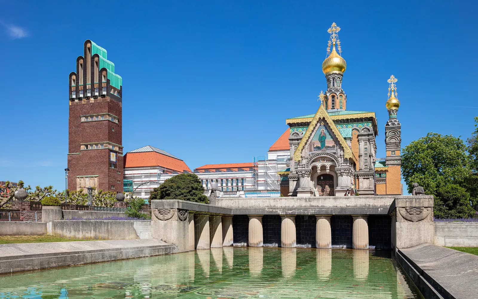 Mathildenhöhe in Darmstadt mit Hochzeitsturm und Russischer Kapelle