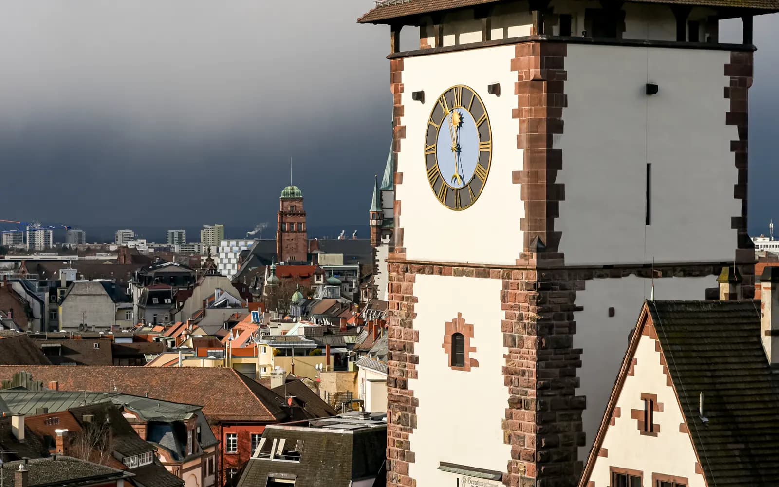 Schwabentor und Innenstadt von Freiburg im Breisgau