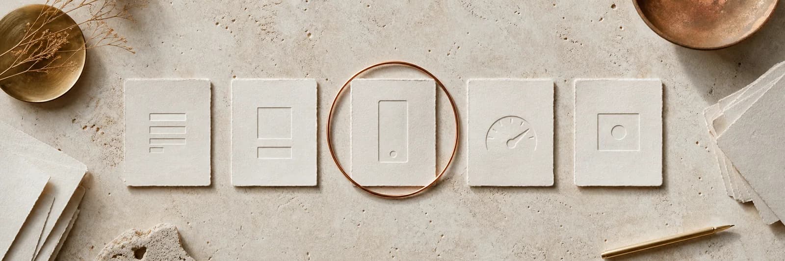 Fünf reduzierte Papierkarten für Hierarchie, Abstand, mobile Darstellung, Geschwindigkeit und Handlung mit markierter Priorität